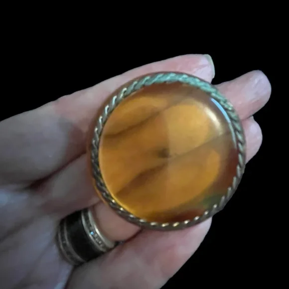 Amber coloured oversized button - Picture 2 of 3